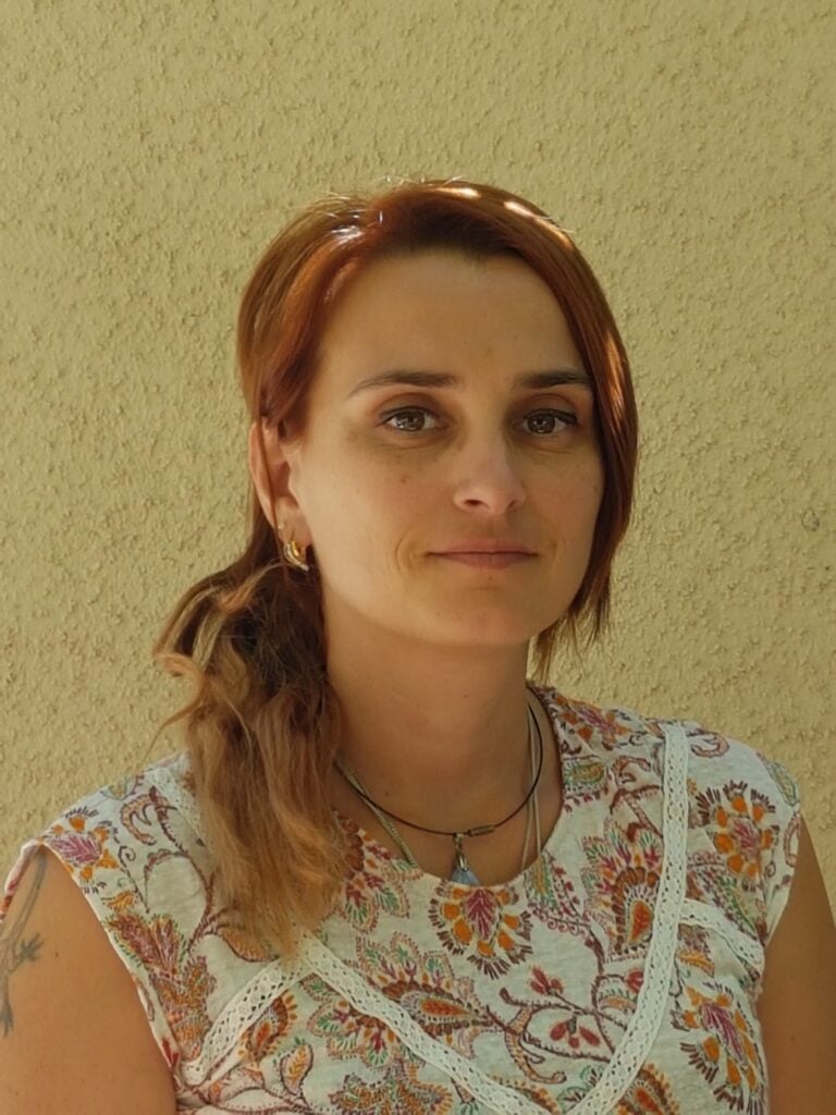 Je m'appelle Julie, thérapeute en soin énergétique et praticienne en radiesthésie depuis plus de 8 ans.Tout a commencé par la maladie. À un moment de ma vie, confrontée à des difficultés de santé, j'ai ressenti le besoin de comprendre ce qui se jouait en moi, au-delà de ce que les approches classiques pouvaient m'apporter. Je me suis formée pour pouvoir me suivre et m'accompagner moi-même, en temps réel, à travers la radiesthésie et le soin énergétique. Ce chemin personnel est devenu, avec le temps, une pratique que j'ai choisi de mettre au service des autres.Au fil des années, j'ai accompagné des personnes venues me voir après avoir déjà essayé beaucoup de choses — consultations, traitements, démarches diverses — sans trouver la réponse qui leur correspondait vraiment. C'est ce public que je connais le mieux, pour l'avoir été moi-même : celui qui ne cherche pas une solution miracle, mais un regard différent, posé avec sérieux, sur une situation qui semblait bloquée.En parallèle de mes accompagnements individuels, j'anime des formations et des ateliers en radiesthésie et en soin énergétique, en groupe comme en initiation individuelle. Transmettre fait partie intégrante de ma pratique : je crois qu'on peut développer sa propre perception, avec de la méthode et de la patience — le pendule n'a rien de magique, c'est un outil qui se travaille.Chaque accompagnement commence par une écoute réelle de ce qui vous amène. Ce n'est qu'à partir de là que je propose une lecture énergétique, un soin, ou une orientation vers ce qui pourrait réellement vous aider.
